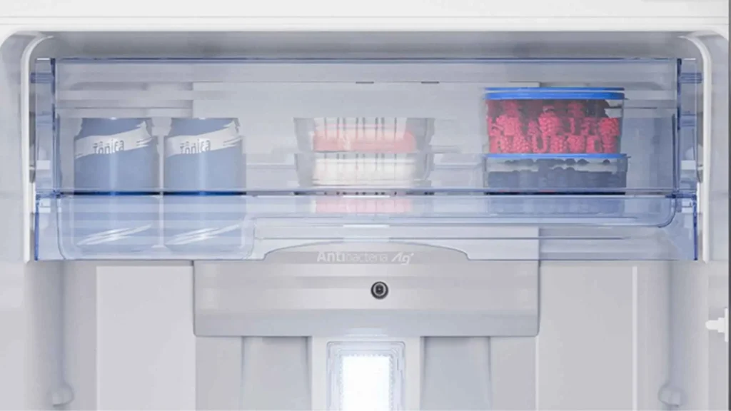 Interior do refrigerador com foco no compartimento extrafrio da Geladeira Panasonic 391L NR-BT41PD2W