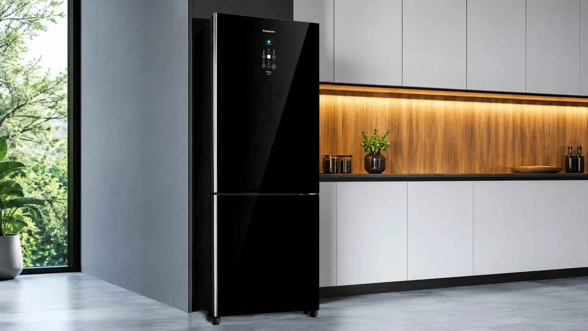 Geladeira Panasonic BB71 480L Black Glass embutida em uma cozinha planejada com armários modernos e iluminação embutida
