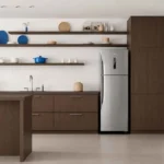 Geladeira Panasonic BT44 em aço escovado instalada em uma cozinha planejada moderna com armários amadeirados