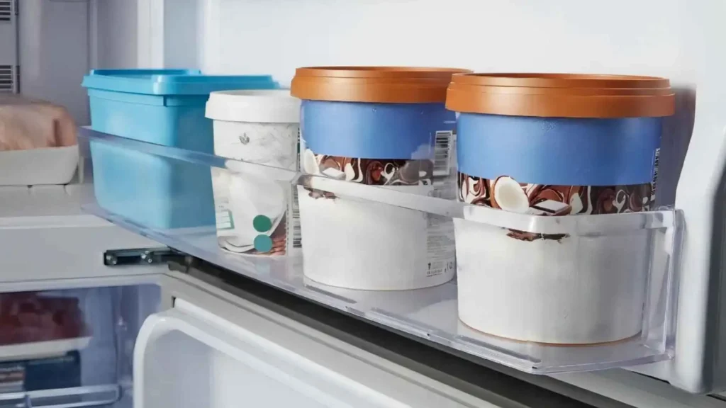Visão interna das prateleiras da porta e potes organizadores na Geladeira Panasonic BT50 435L