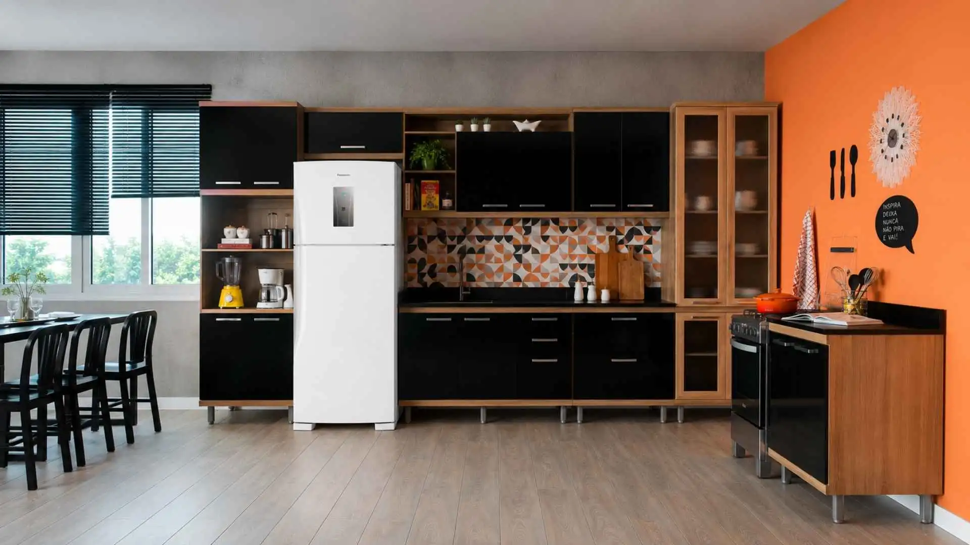 Geladeira Panasonic BT50 435L branca instalada em uma cozinha moderna com armários pretos