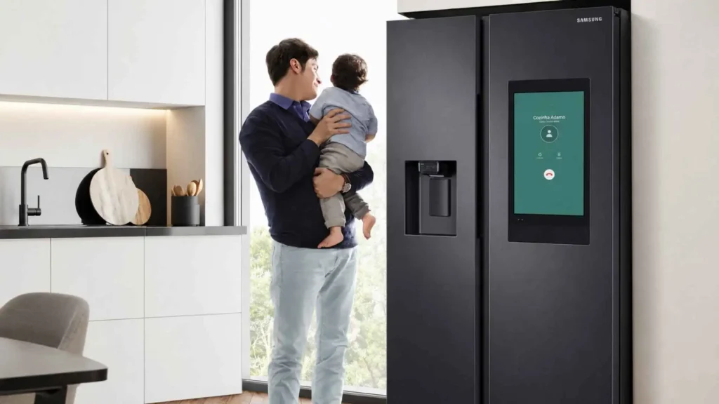 Homem segurando uma criança em frente à Geladeira Samsung RS58 585L com acabamento Black Inox