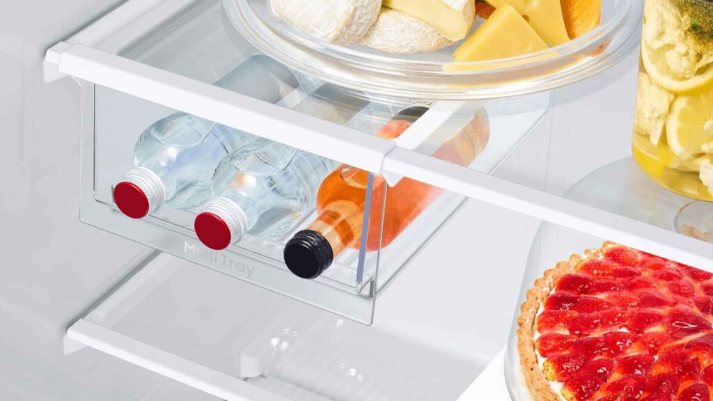 Organização do espaço interno e do compartimento multiuso removível da Geladeira Samsung RT42 411L com bebidas e alimentos