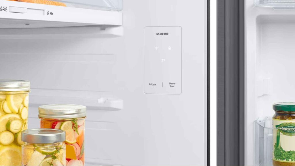 Detalhe do painel digital interno de fácil acesso da Geladeira Samsung RT42 411L posicionado discretamente no refrigerador