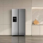 Geladeira Side by Side TCL 516L em inox instalada em uma cozinha planejada moderna.