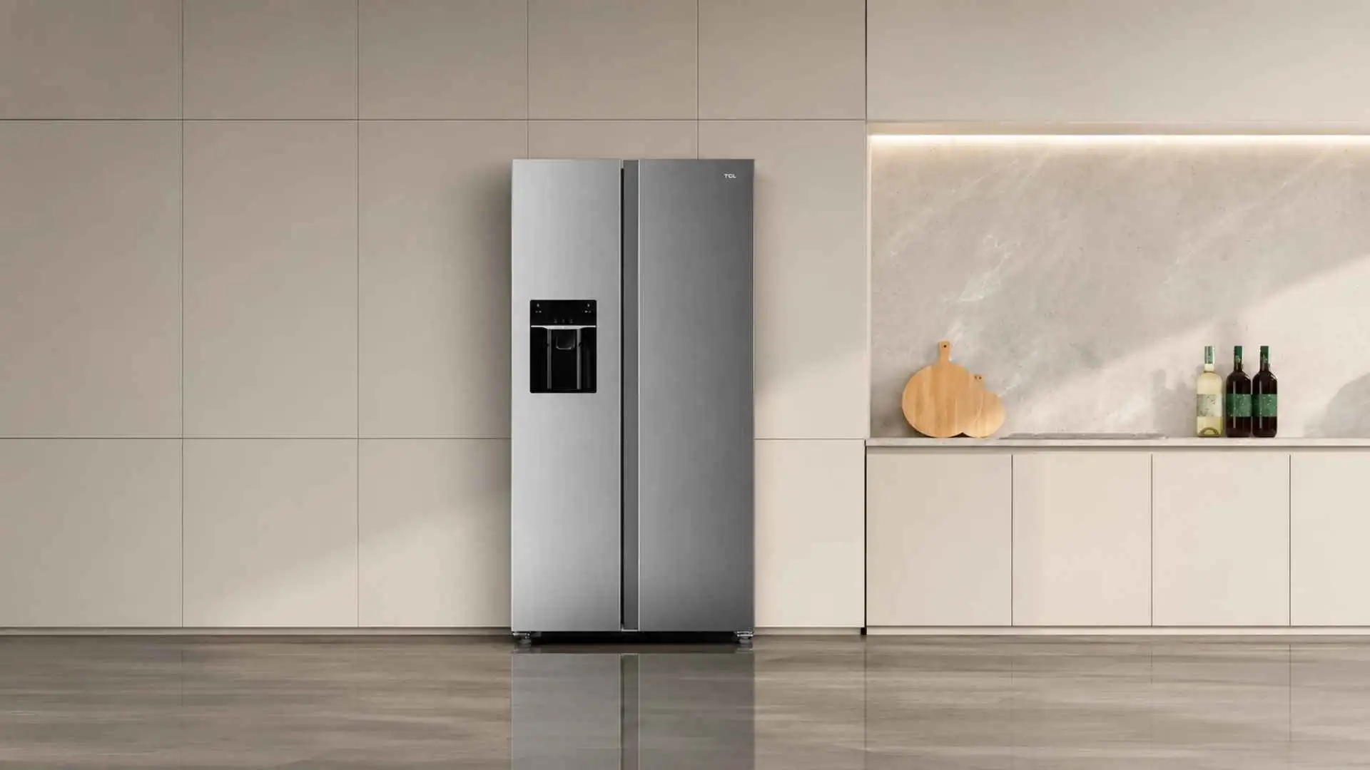 Geladeira Side by Side TCL 516L em inox instalada em uma cozinha planejada moderna.
