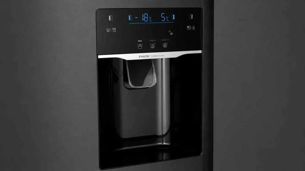 Detalhe do dispenser de água filtrada e gelo na porta da Geladeira Side by Side TCL 516L
