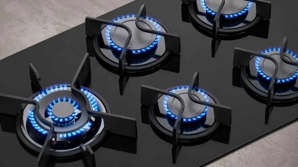 Queimador lateral Multi Chama aceso sob as grades de ferro fundido estáveis do Cooktop 5 Bocas Electrolux Expert KE5GW