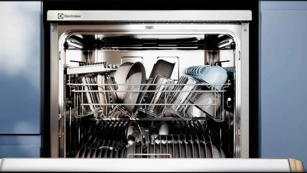 Vista interna dos cestos da Lava-Louça Electrolux LB10E carregados com pratos, tigelas e panelas