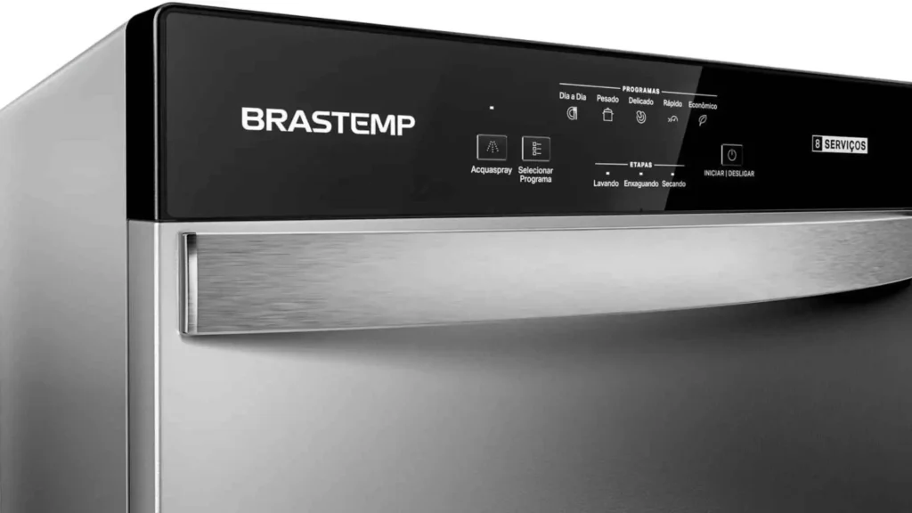 Painel de controle black piano e puxador em metal escovado da lava-louças Brastemp 8 serviços BLF08BS