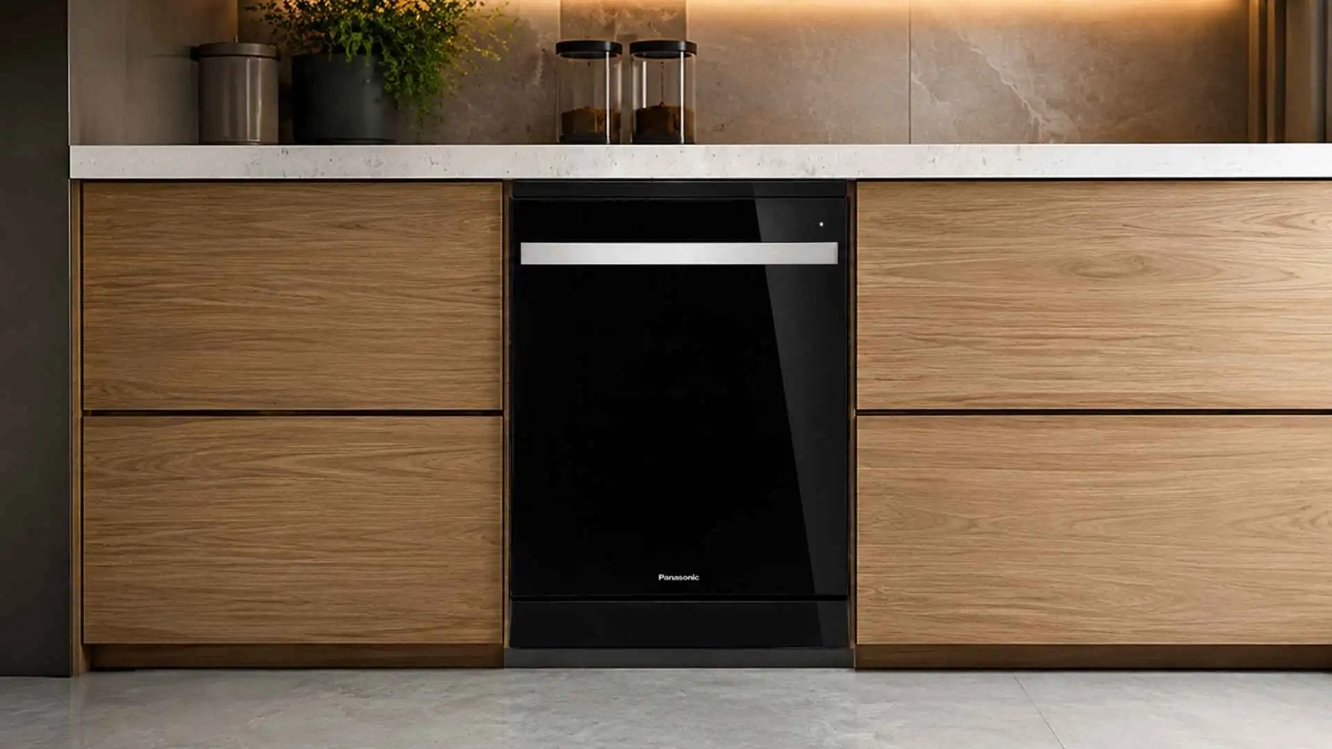 Lava-Louças Panasonic 15 Serviços NP-6M1MBKBRP com acabamento Black Glass instalada sob a bancada em marcenaria amadeirada