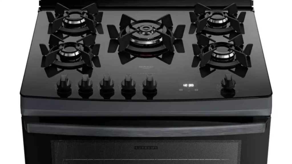 Detalhe superior da mesa de vidro temperado e das trempes de ferro fundido do Fogão 5 Bocas Dako Supreme Timer Glass Titanium