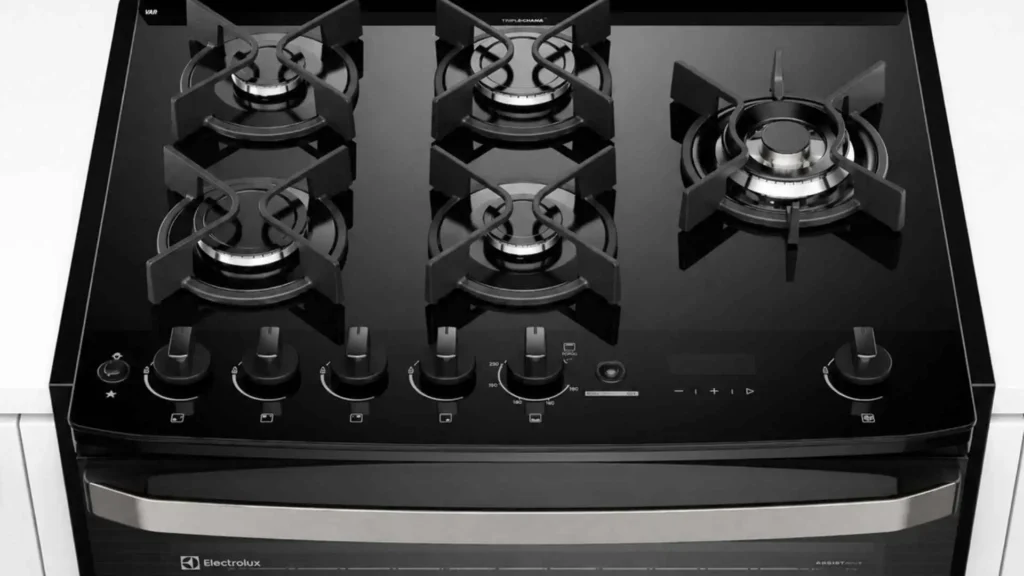 Visão superior da mesa de vidro temperado preto do fogão de embutir 5 bocas Electrolux FE5EB com trempes individuais de ferro fundido
