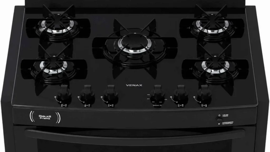 Visão superior da mesa de vidro temperado preto do fogão de embutir Venax Gaudi Prisma de 5 bocas com acendimento automático