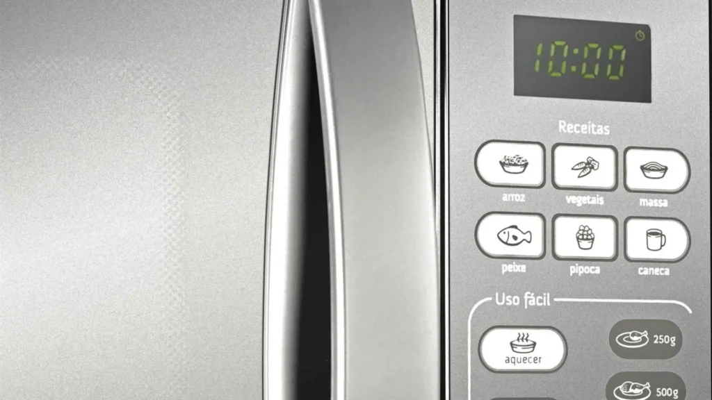 Detalhe do painel digital e puxador do micro-ondas 20L Consul CM020BF com acabamento em inox espelhado