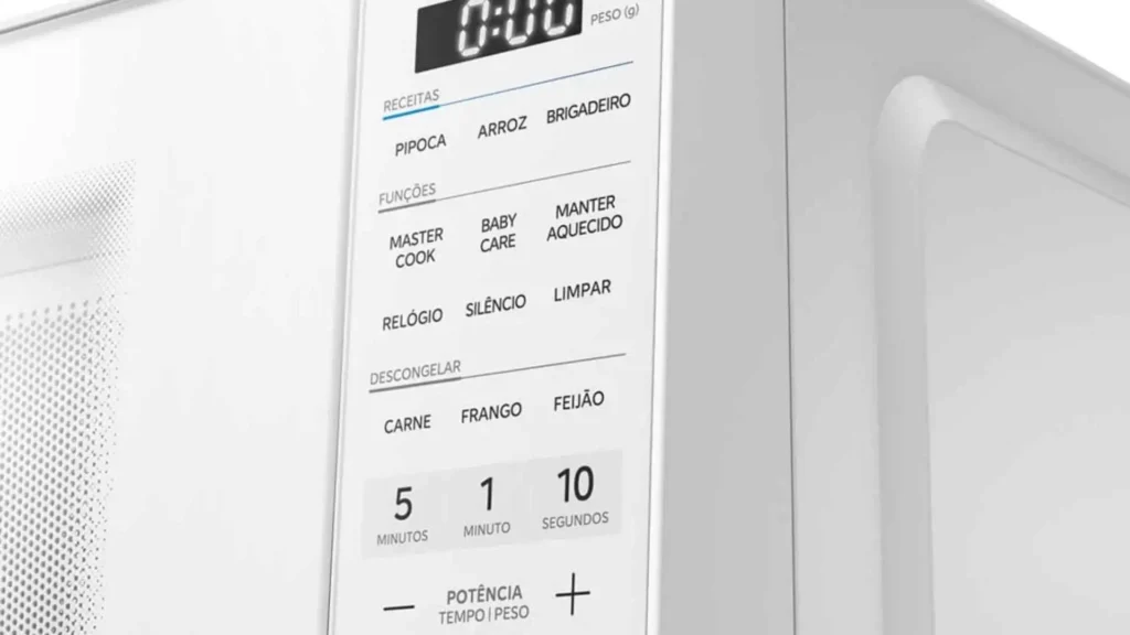 Close do painel digital e botões de controle do micro-ondas 20L Midea MasterCook