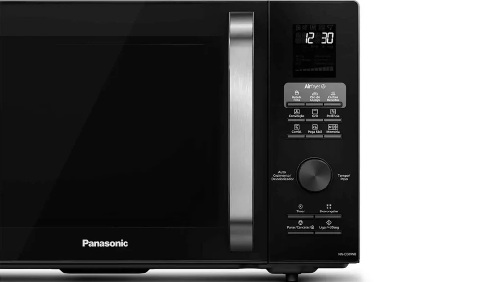 Visão frontal do micro-ondas 4 em 1 Panasonic NN-CD89NBRU destacando o painel digital e puxador em inox
