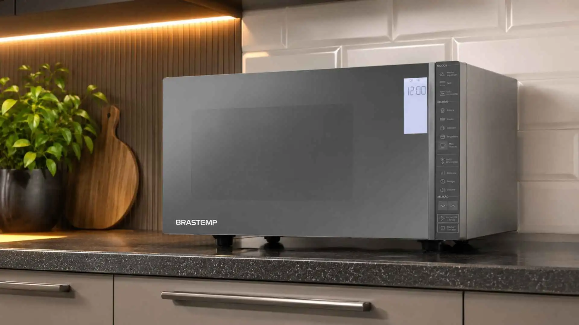 Micro-ondas Brastemp 32L BMG45AR espelhado instalado sobre a bancada da cozinha