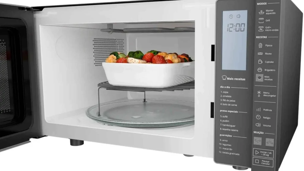 Cavidade interna do micro-ondas Brastemp 32L BMG45AR com prato de vidro e grelha do grill