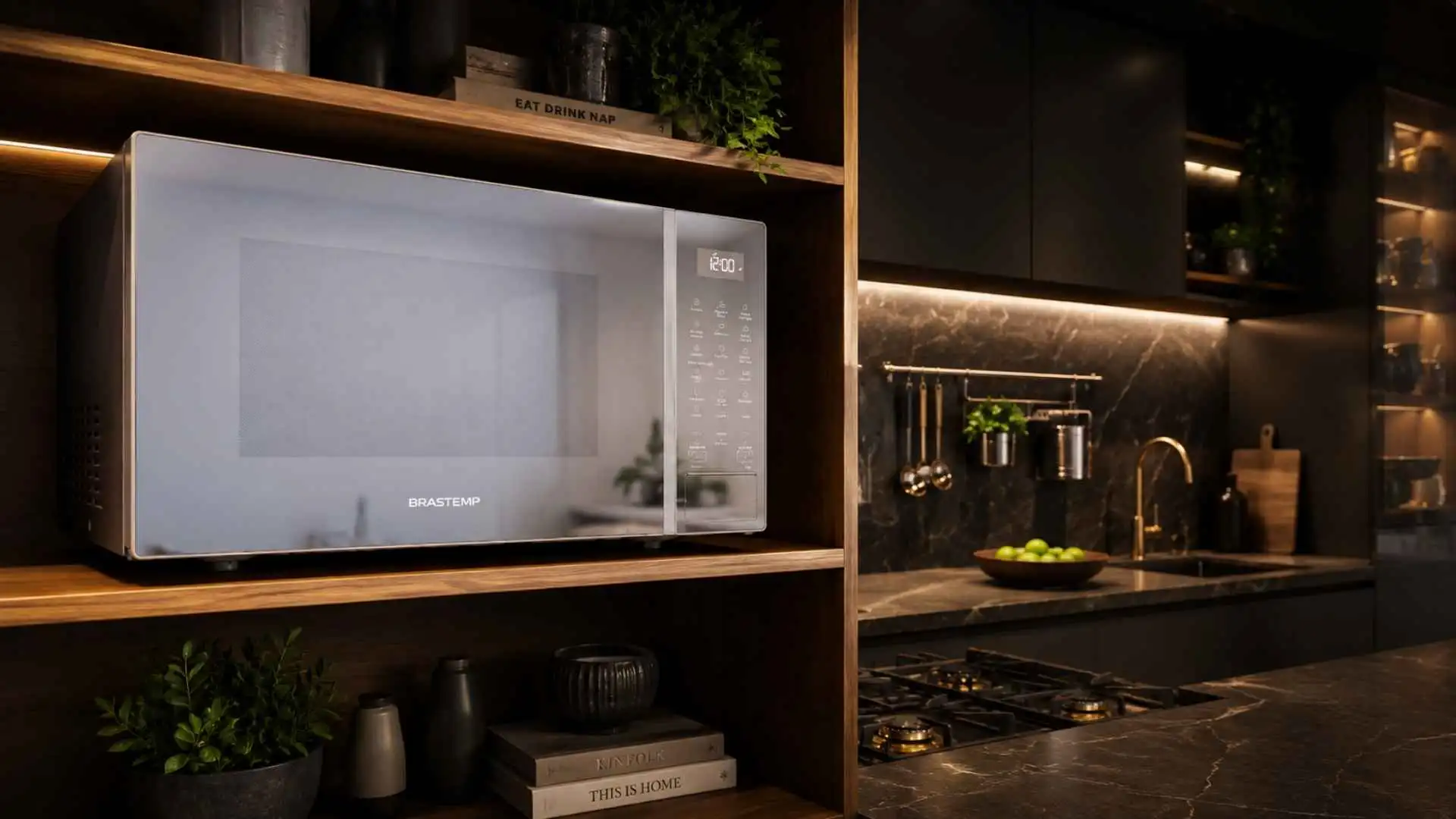 Micro-ondas Brastemp 32 Litros BMS46AR inox espelhado instalado em nicho de cozinha planejada