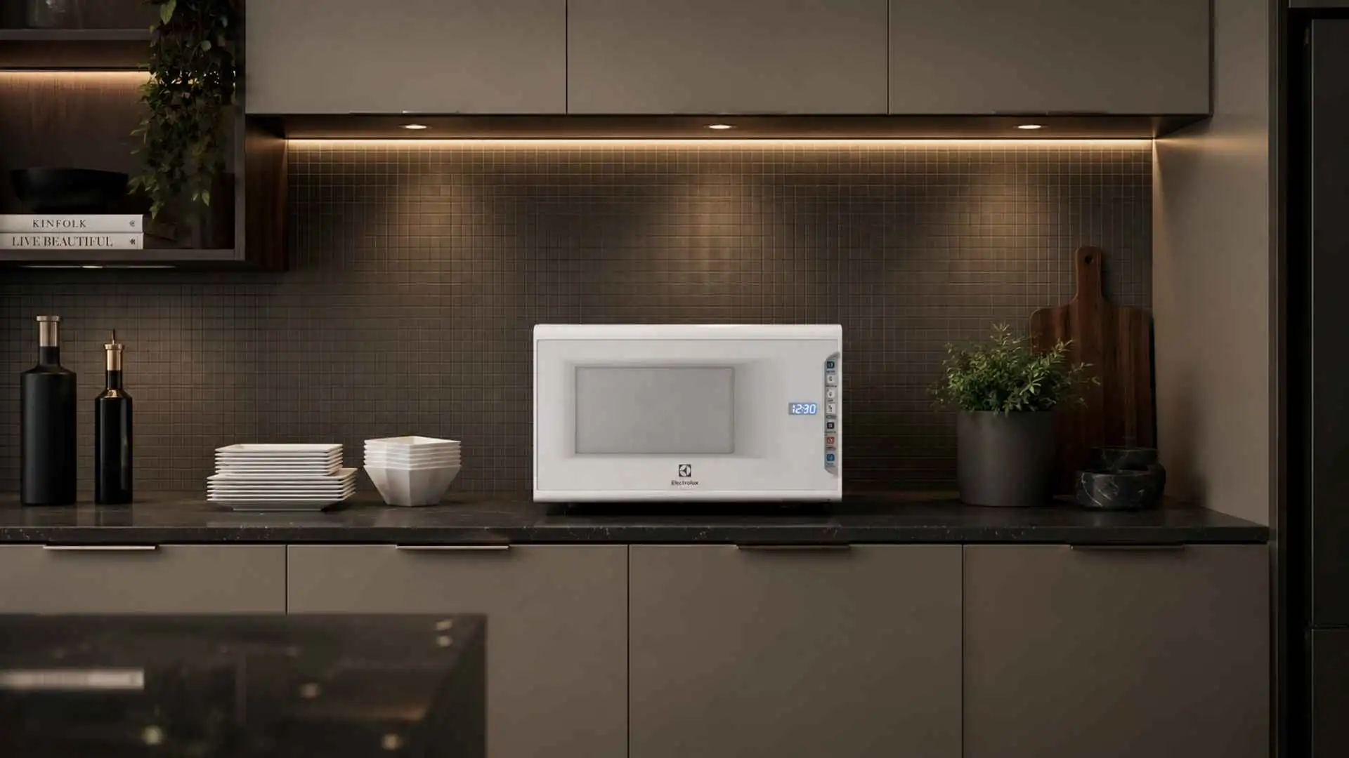 Micro-ondas Electrolux MI41T 31L branco posicionado na bancada de uma cozinha planejada moderna