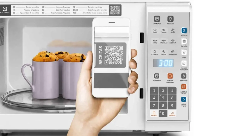 Detalhe do painel, prato interno e uso do smartphone com QR Code no micro-ondas Electrolux MI41T