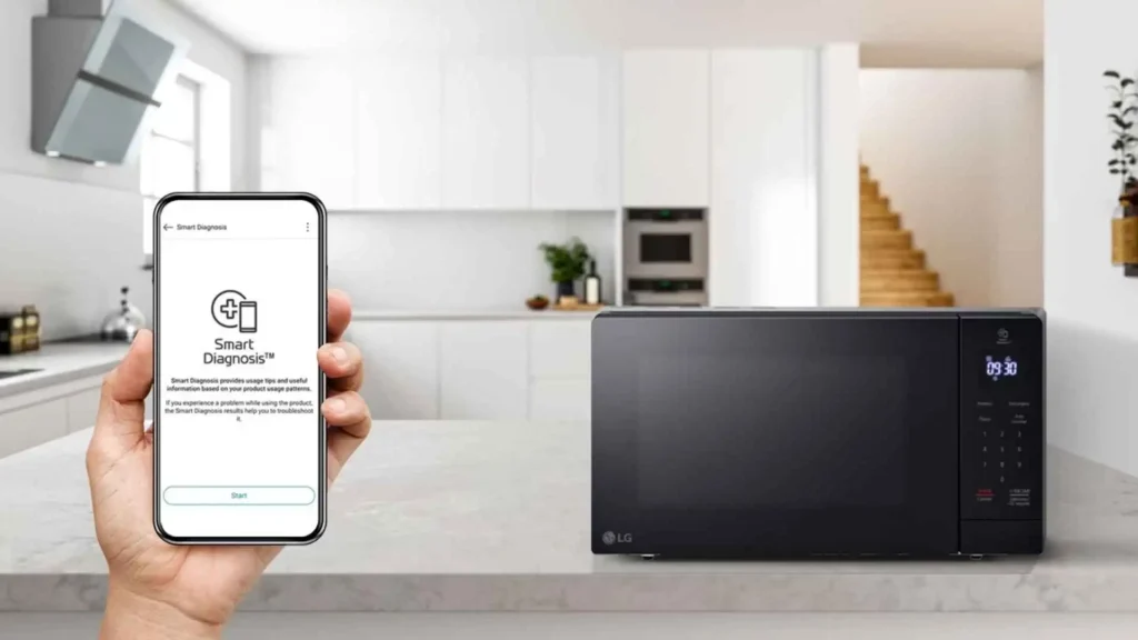Aplicativo móvel com função Smart Diagnosis ao lado do Micro-ondas LG NeoChef MS3033DS 30L
