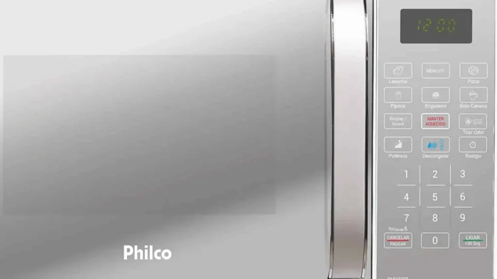 Detalhe do painel digital e acabamento frontal espelhado do micro-ondas Philco PMO23E