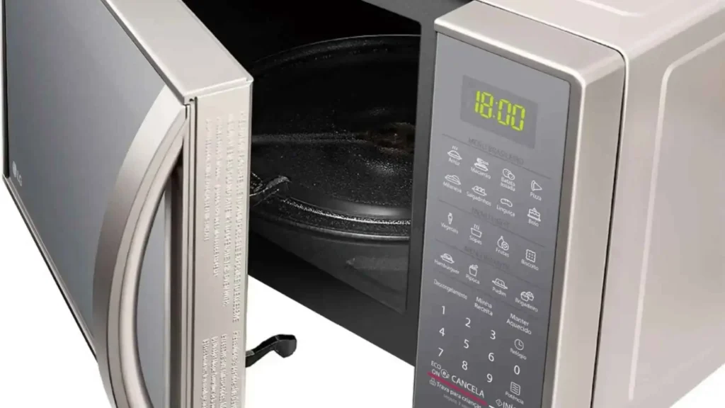 Visão interna da cavidade EasyClean com porta aberta do micro-ondas LG 30L Prata