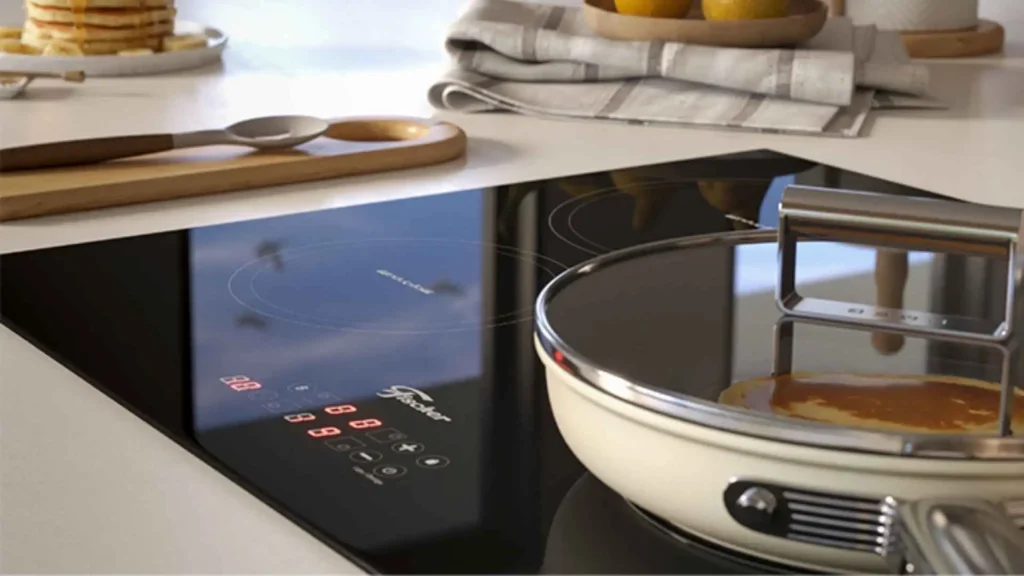 Detalhe em close do painel digital e comandos do Cooktop de Indução Fischer 4 Bocas Touch Screen com acabamento Black Glass refletindo o ambiente