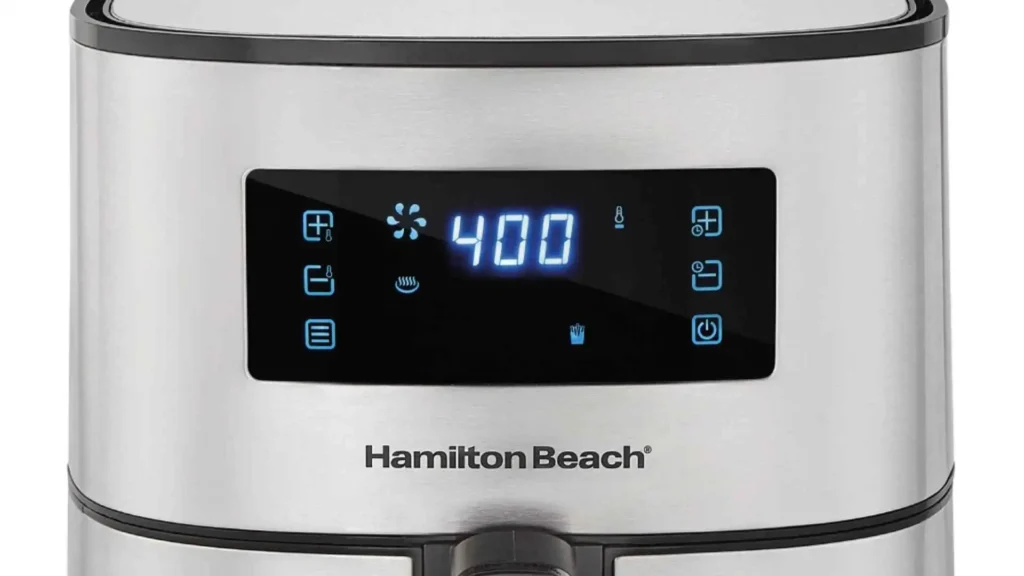 Close do visor touchscreen da Air Fryer Digital Hamilton Beach 5L mostrando o controle de temperatura e as funções de cozimento rápidas.