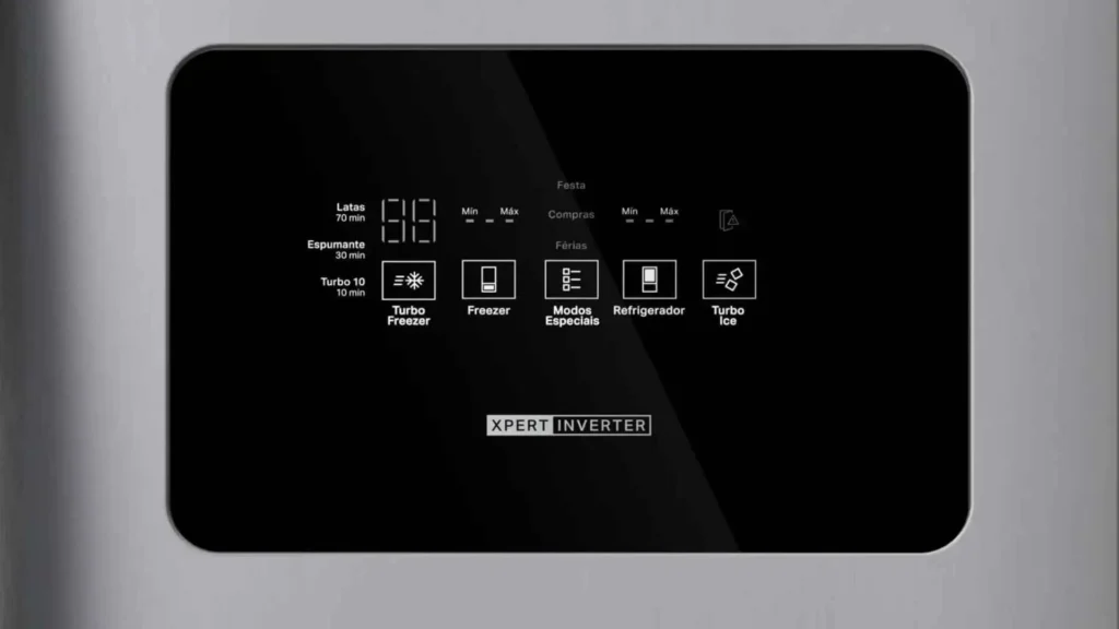 Close do painel eletrônico digital em LED externo da Geladeira Brastemp French Door BRO85MK