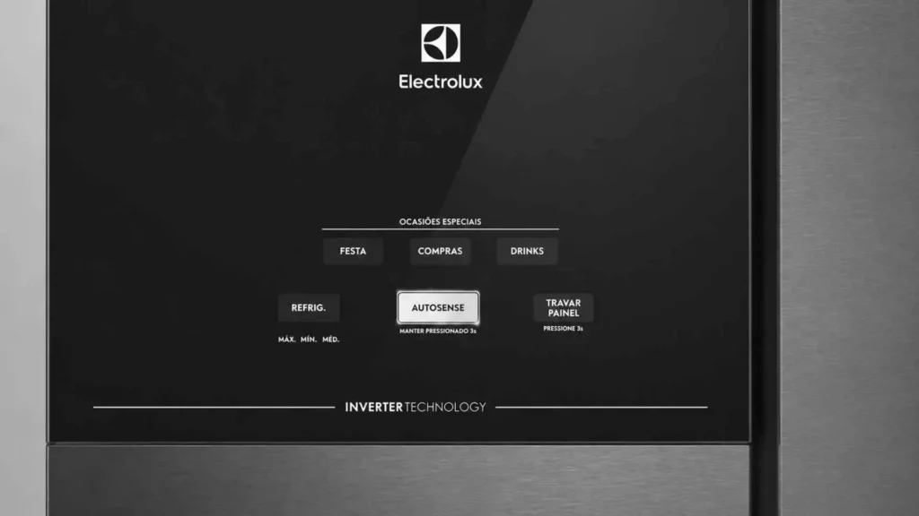 Painel digital touch e logo da marca na porta da Geladeira Electrolux 480L IM7B com foco nas funções AutoSense
