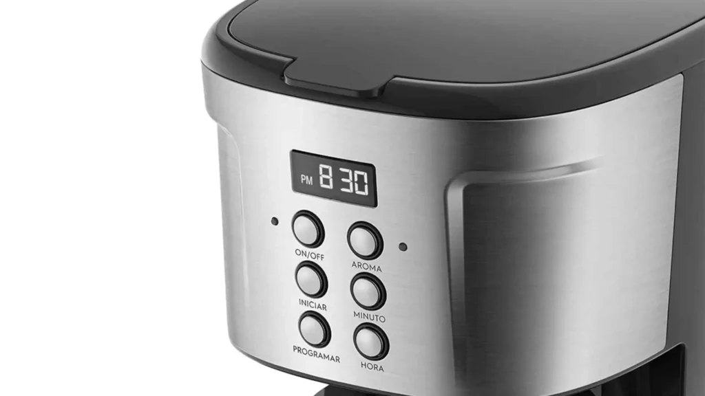 Painel digital com display LED e botões de timer da cafeteira elétrica Electrolux ECM30