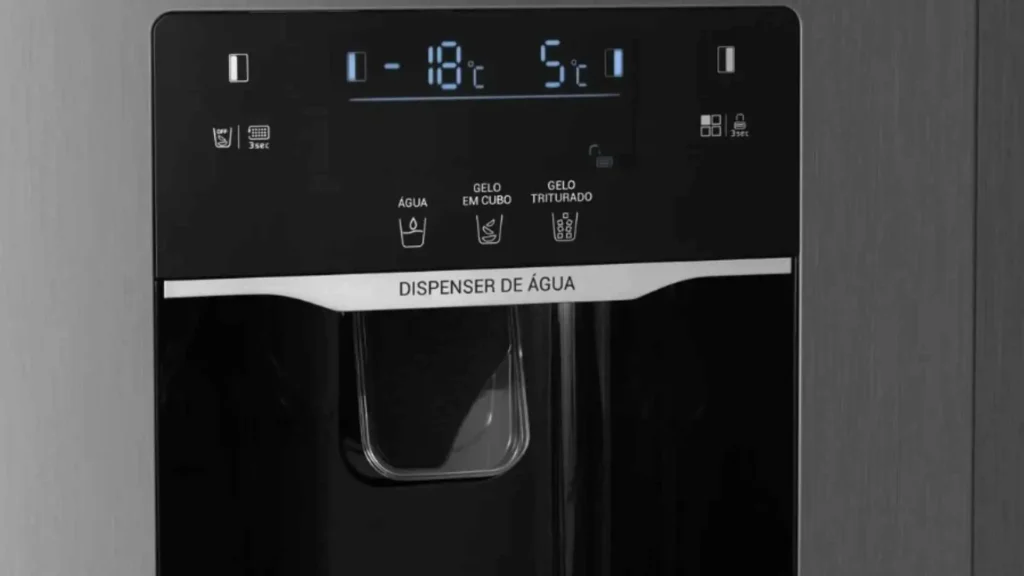 Close no painel digital touch LCD e dispenser automático de água e gelo na porta da Geladeira Philco 513L PRF613ID
