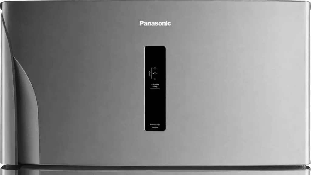 Close do painel eletrônico digital na porta da Geladeira Panasonic 387L BT41PD1X com controle de temperatura do freezer