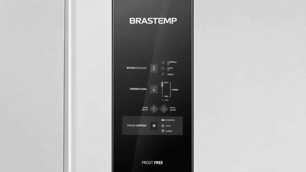 Close detalhado do Painel Eletrônico Touch Black na porta da Geladeira Brastemp BRM54JB mostrando as funções de controle de temperatura
