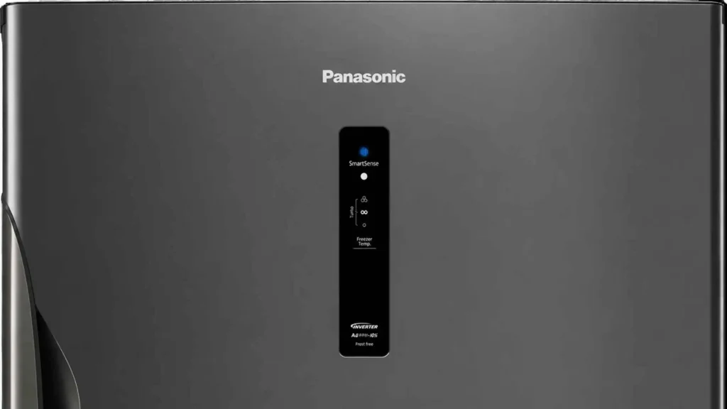 Detalhe aproximado do painel digital Easy Touch em LED preto na porta da Geladeira Panasonic 397L BB41 Titânio