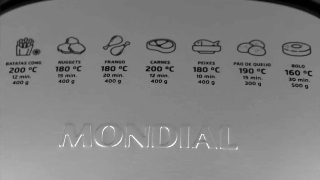 Detalhe do painel superior da Air Fryer Mondial AFN-50-BI com indicações de tempo e temperatura para diferentes alimentos