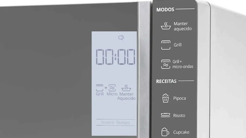 Detalhe do painel Touch LCD integrado e funções do micro-ondas Brastemp BMG45AR
