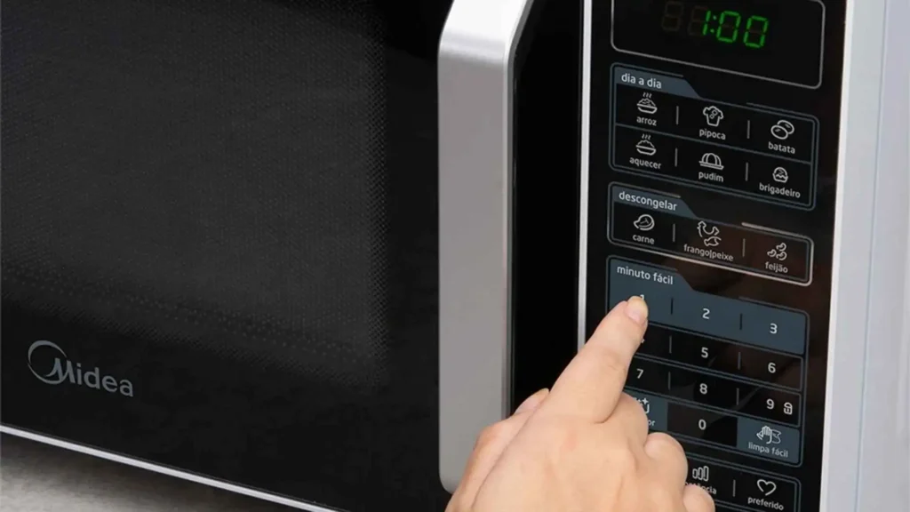 Detalhe do painel touch e atalhos do Micro-ondas 27L Midea MXSA27P1