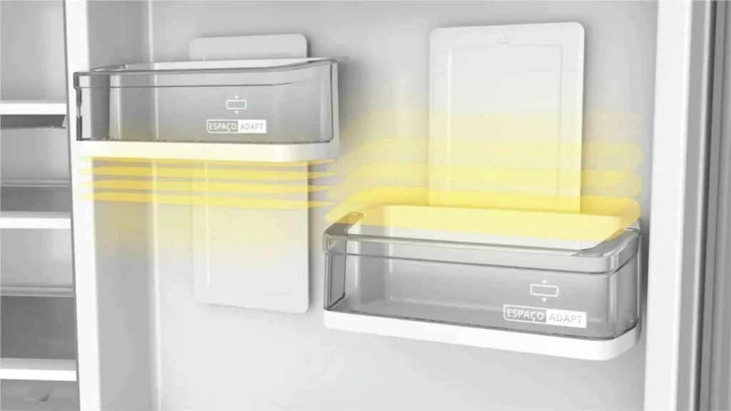 Visão interna da porta da Geladeira Brastemp BRM54JB destacando o sistema de prateleiras ajustáveis Espaço Adapt com iluminação
