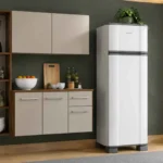 Refrigerador Esmaltec RCD38 PRO duplex na cor branca fechado e posicionado em um ambiente de cozinha planejada moderna