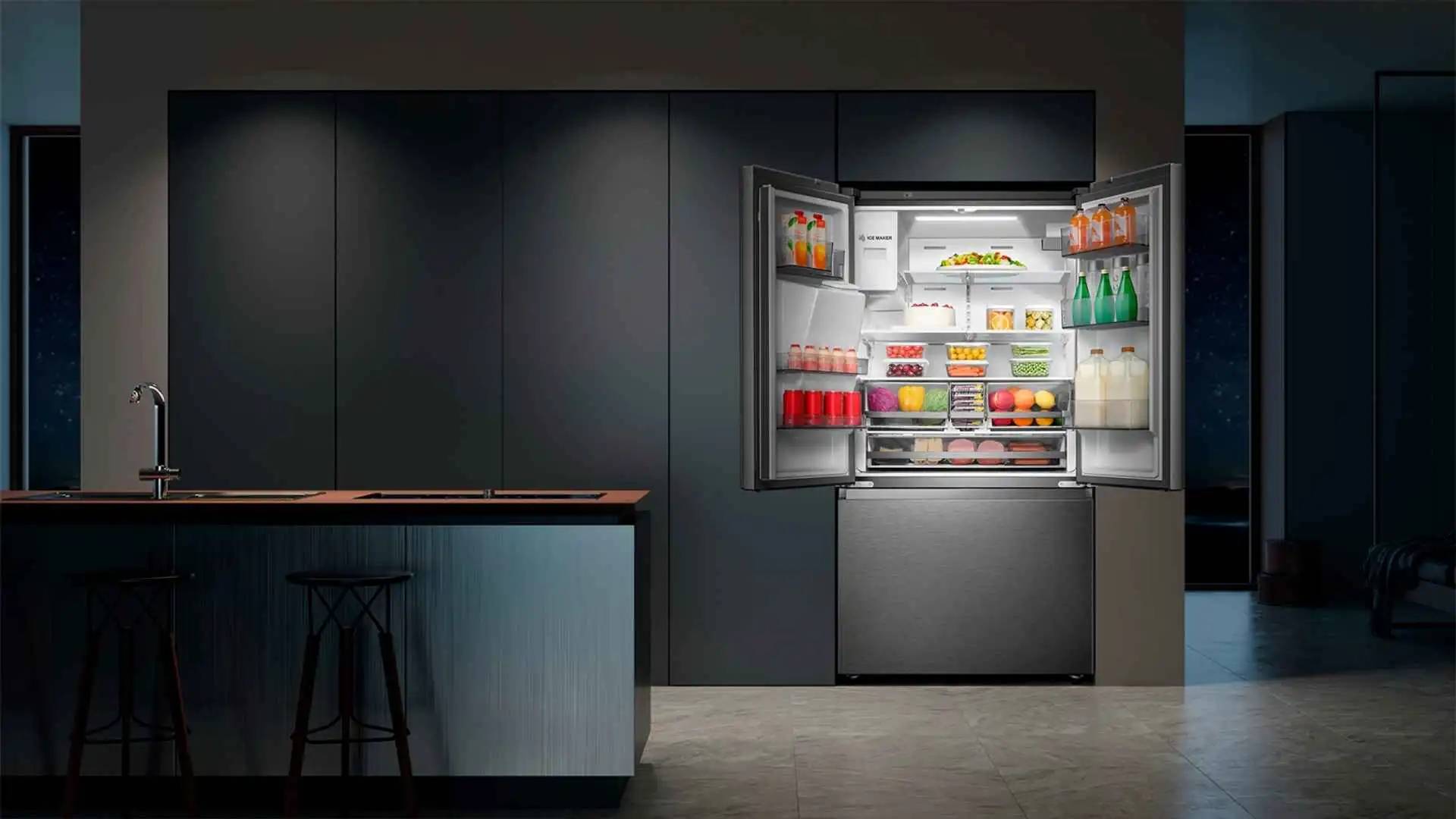 Refrigerador Hisense 536 Litros French Door aberto embutido em uma cozinha planejada moderna