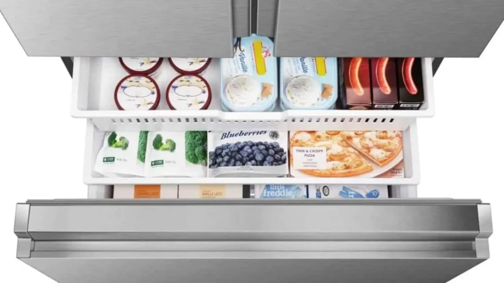 Gavetas organizadoras abertas do freezer inferior do refrigerador Hisense 536 litros mostrando alimentos armazenados