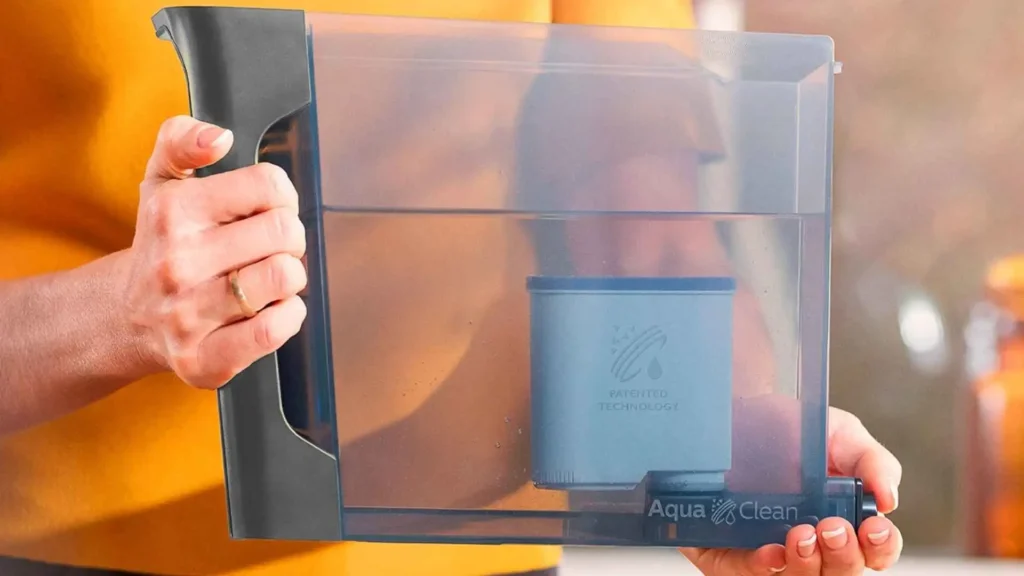 Reservatório de água transparente com filtro AquaClean instalado da cafeteira Philips Walita LatteGo Série 2300
