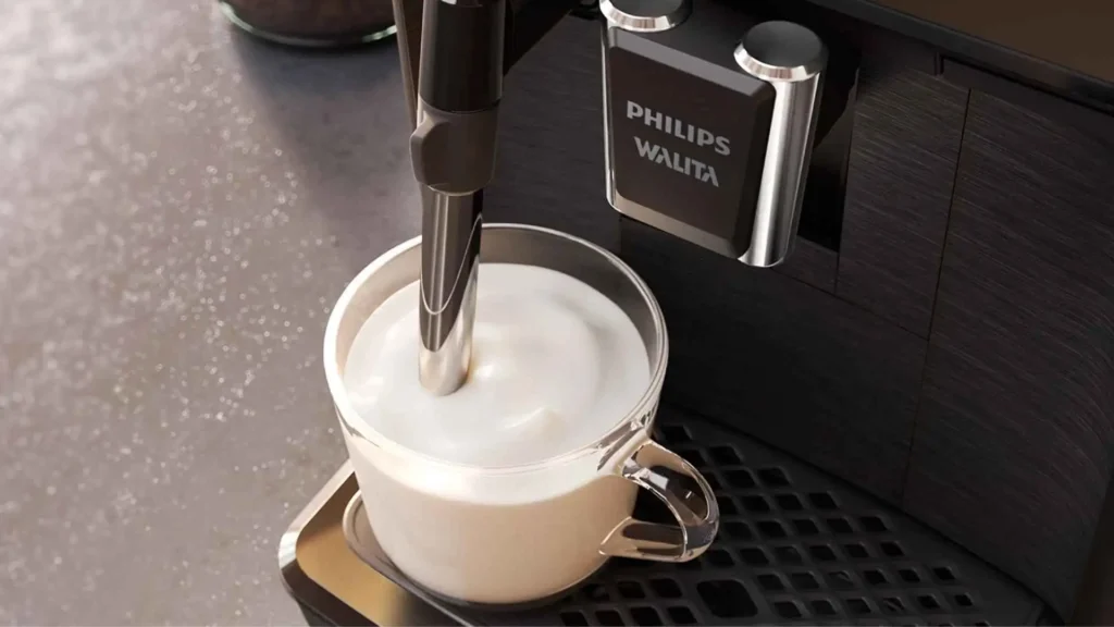 Bico vaporizador clássico da cafeteira Philips Walita Série 1200 criando espuma cremosa de leite na xícara de cappuccino