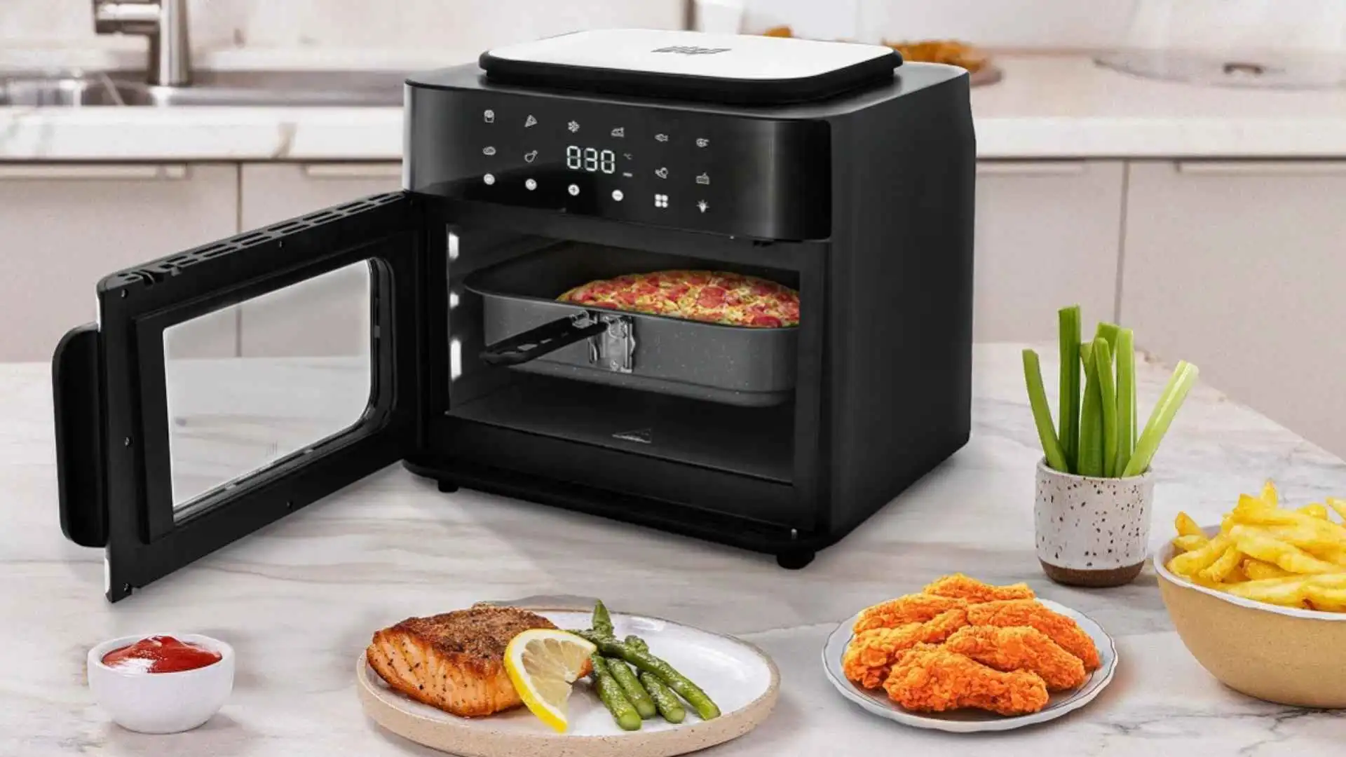 Fritadeira WAP Air Fry Multi-Comb 16L aberta sobre bancada de cozinha com batatas fritas e frango empanado