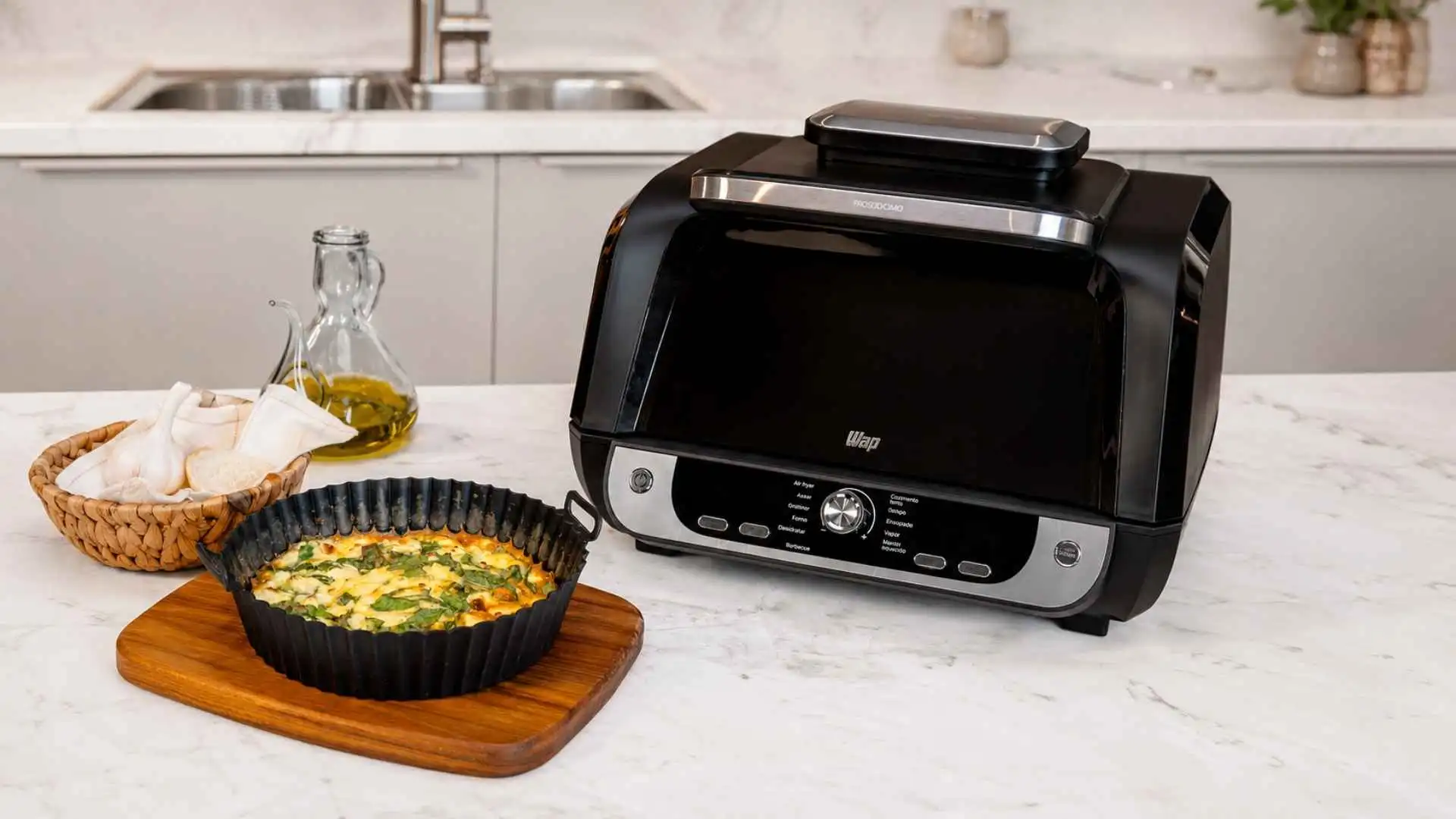 WAP Air Fryer Barbecue Digital 12 em 1 na cor preta e cinza fechada sobre uma bancada de cozinha, com uma omelete em refratário de ferro ao lado.