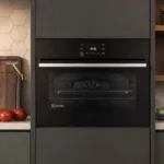 Forno de embutir elétrico Electrolux OE5EA 50L instalado em armário de cozinha planejada